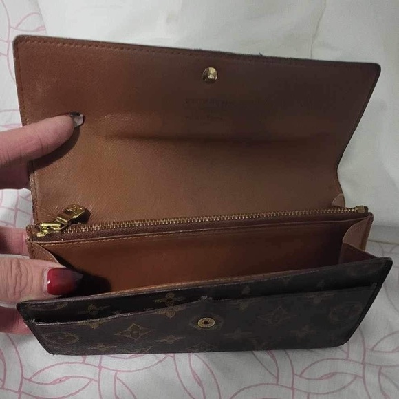 Louis Vuitton wallet comes with serial number on inside of change part - Picture 4 of 5